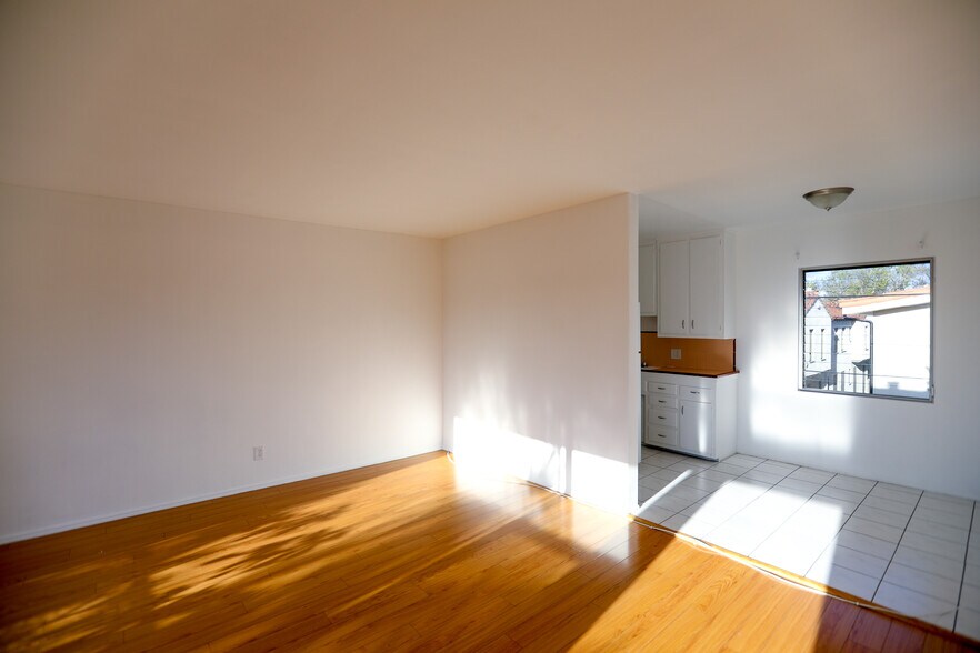 Building Photo - 260 S Sycamore Ave