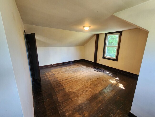 Building Photo - 4 BR home with first-floor living, new roof, and a private-feeling backyard in Lincoln Place