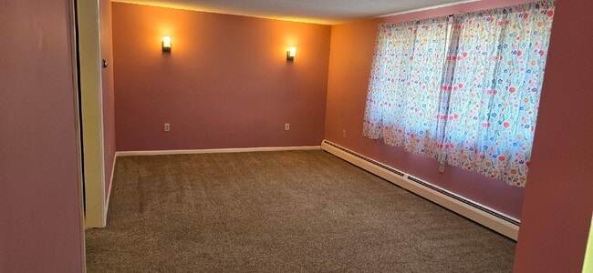 Building Photo - UPDATED!! 3 bed, 2 bath house with solar p...