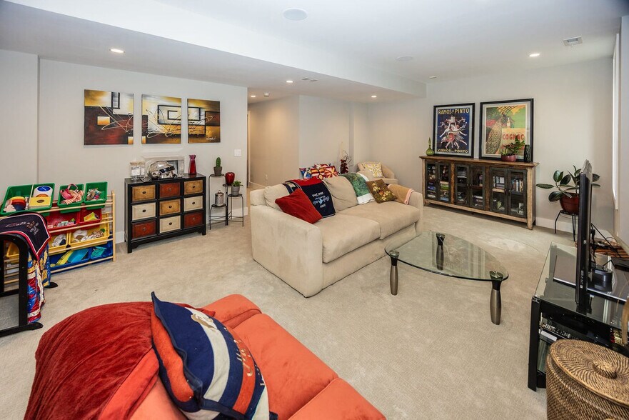 Building Photo - 1123 Olive St