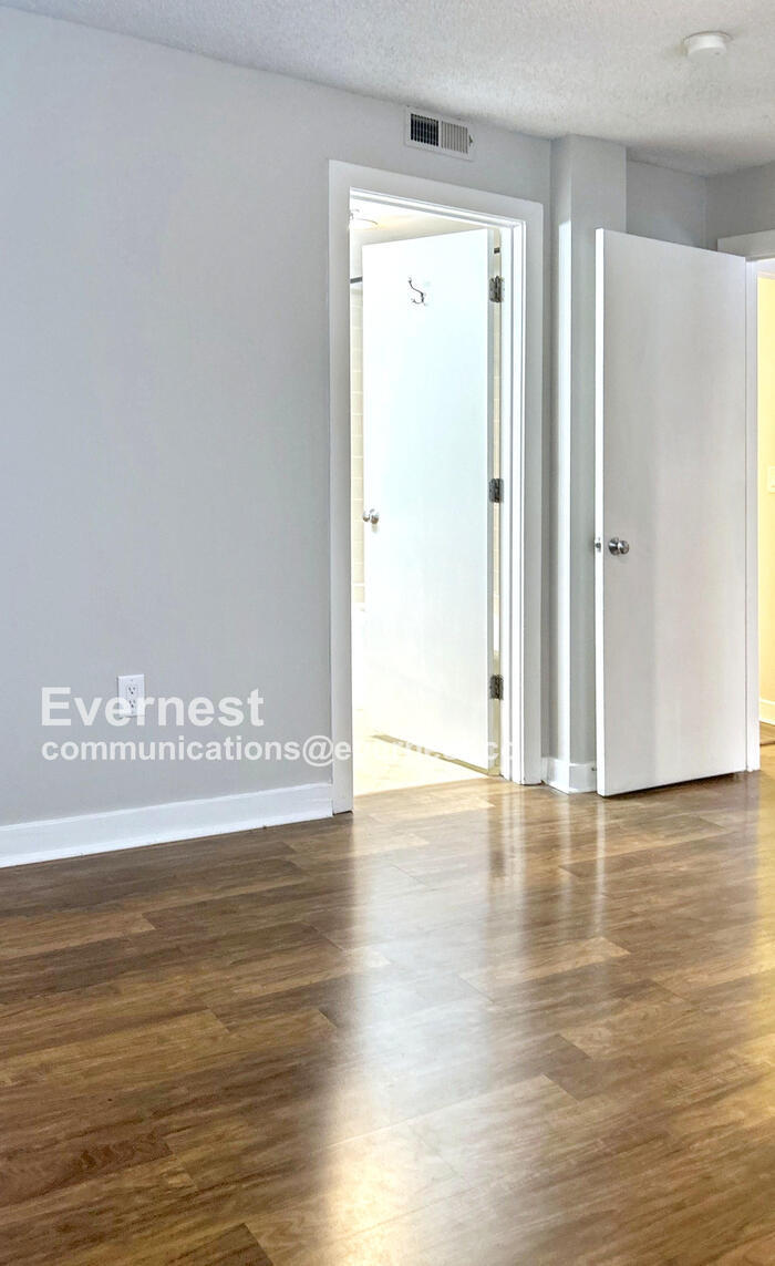 Building Photo - 315 N Spruce St