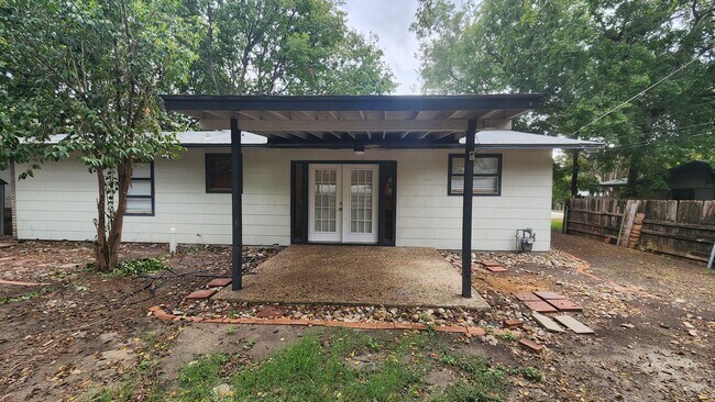 Building Photo - Charming 3-Bedroom Home in Highly Sought-A...