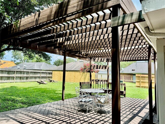 Building Photo - 17410 Saxon Dr