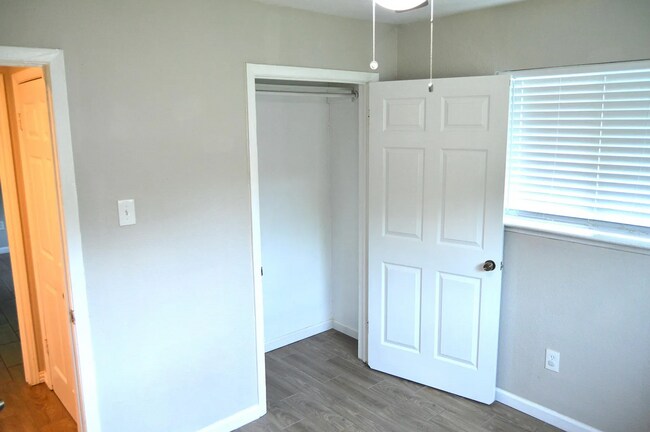 Building Photo - 5729 Emerson Dr