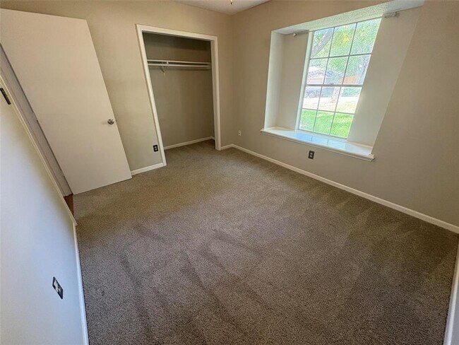 Building Photo - 2304 Silver Spur Dr