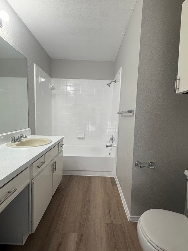 Building Photo - River Crossing - 2BD Townhome - Two Story - Near Downtown - Full Laundry - Small Yard - Reserved ...