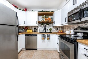 Building Photo - 9930 Pineapple Tree Dr