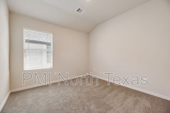Building Photo - 3904 High Valley Dr