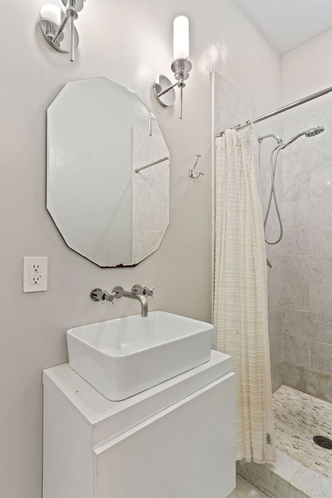Building Photo - 2 Bed, 2 Bath Victorian Style Condo with M...