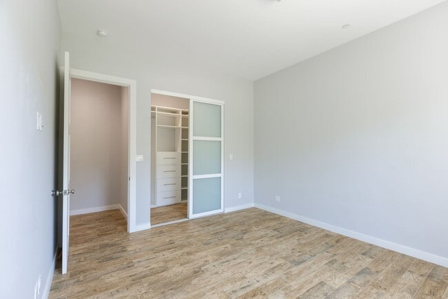 Building Photo - 4 Br 5 Ba with STUNNING VIEWS and Jacuzzi