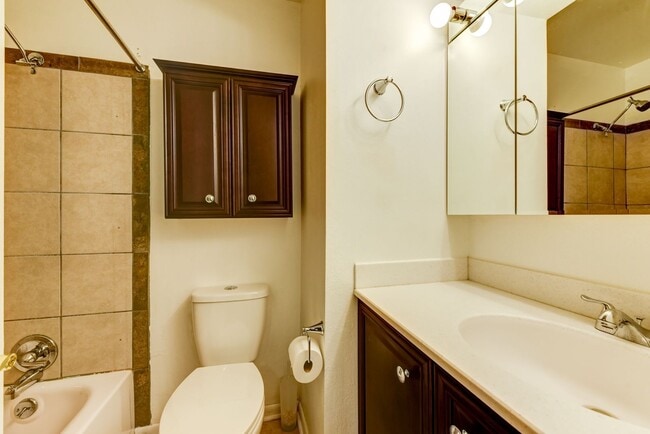 Building Photo - Great 4 Bedroom 3 Bath Home with 2 Car Garage and Covered Patio!