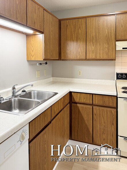 Building Photo - 1701 Pleasant View Dr
