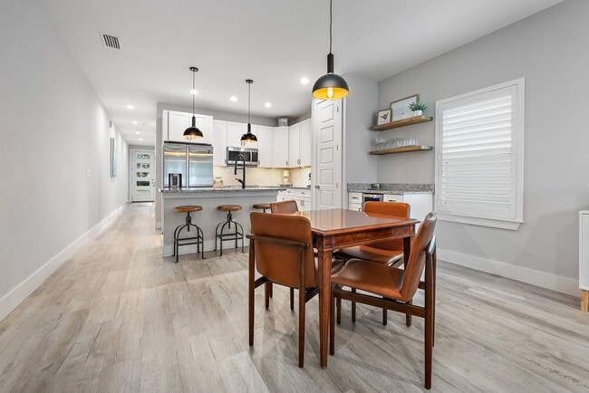 Building Photo - Gorgeous Jax Beach Townhouse for Rent - 4 Bedroms!