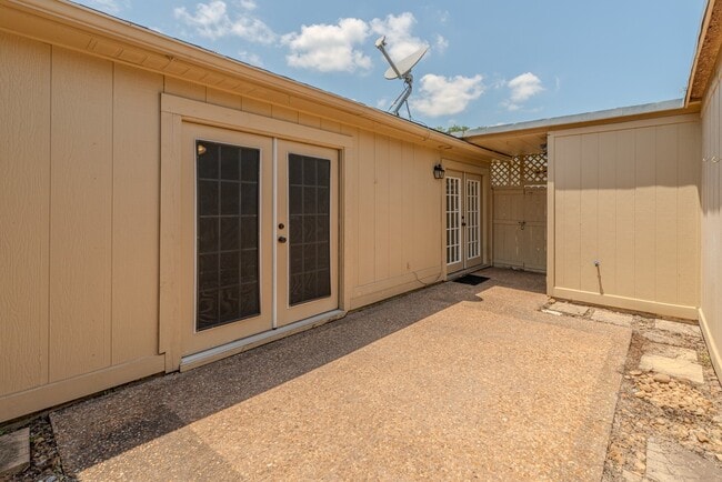 Building Photo - 495 Longmeadow Dr
