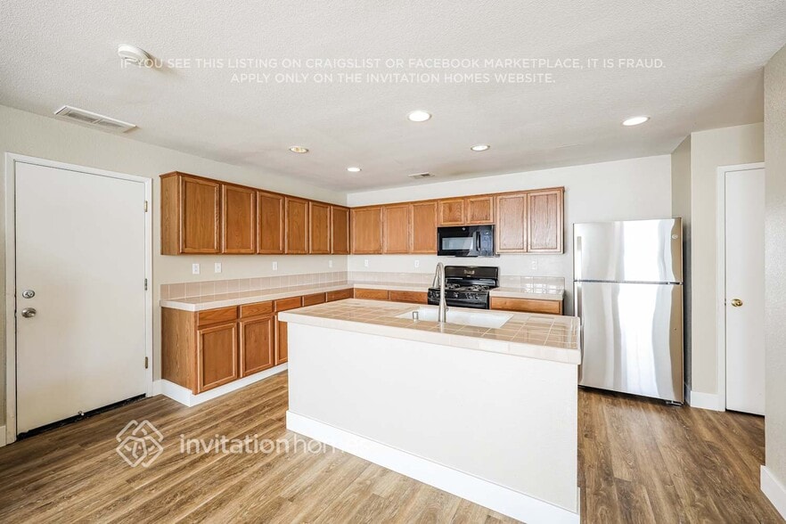 Building Photo - 3043 Roadrunner Dr