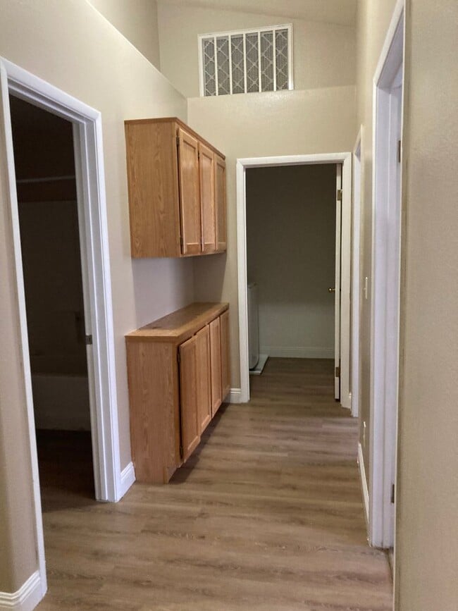 Building Photo - Townhouse 3 bedroom 2.5 bath 2 car garage