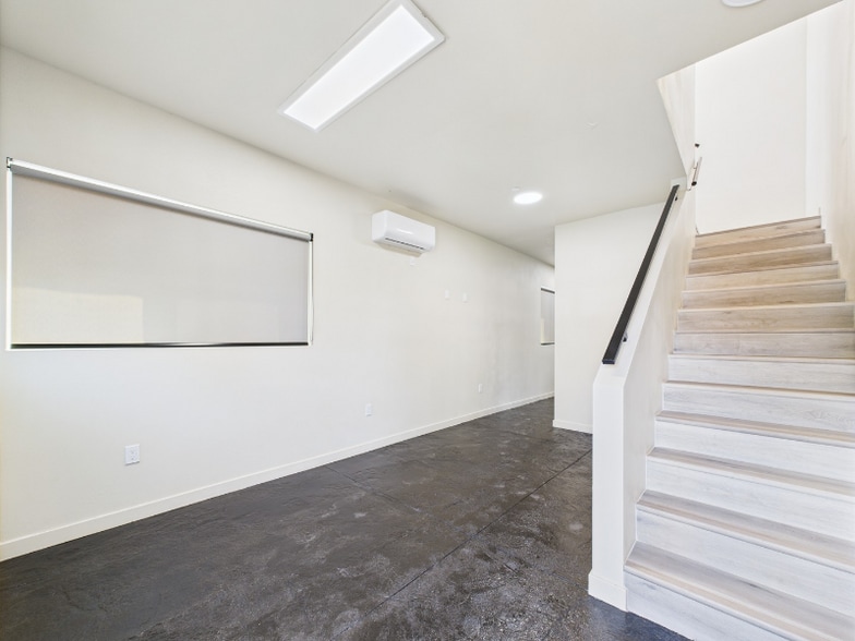 Building Photo - 8453 Langdon Ave