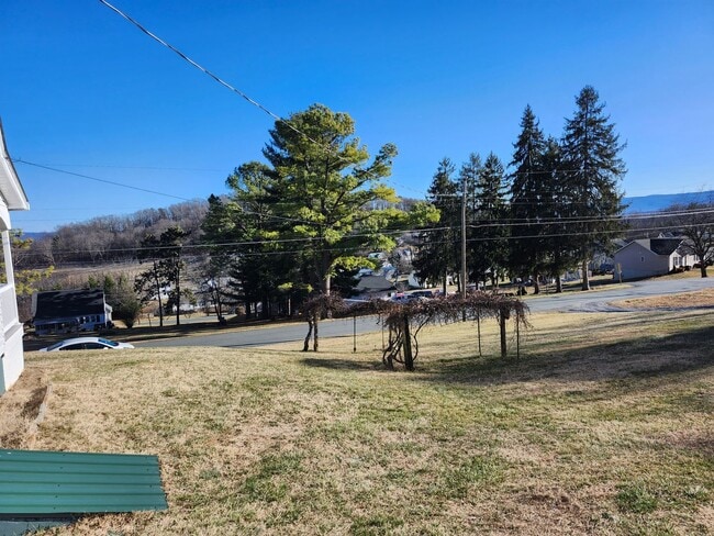 Building Photo - Large, Remodeled Single Family 4 BR House in Staunton