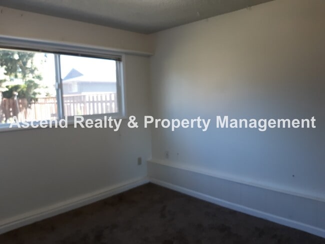 Building Photo - Updated 4 Bed on Cul de Sac Quick Access t...