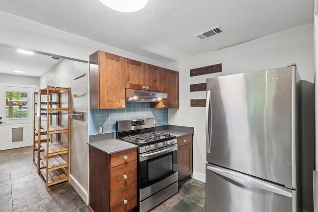 Building Photo - 4315 Bellvue Ave