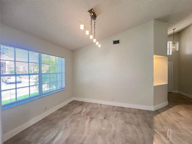 Building Photo - 435 Somerset Way