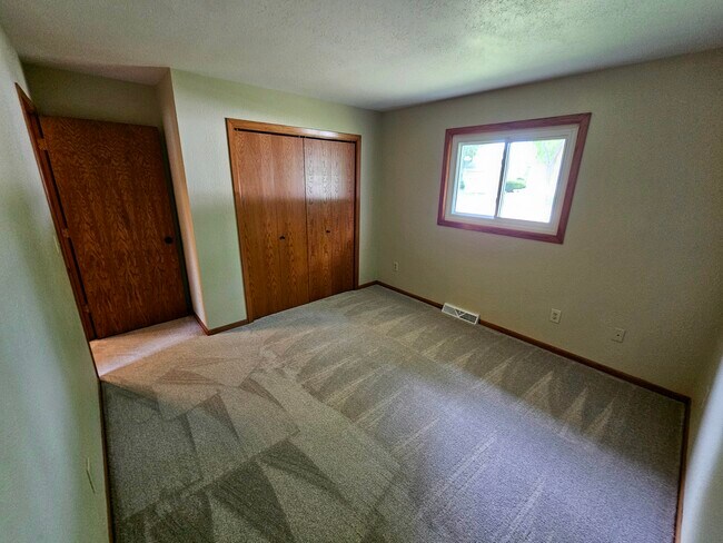 Building Photo - 101 Meadowpark Dr