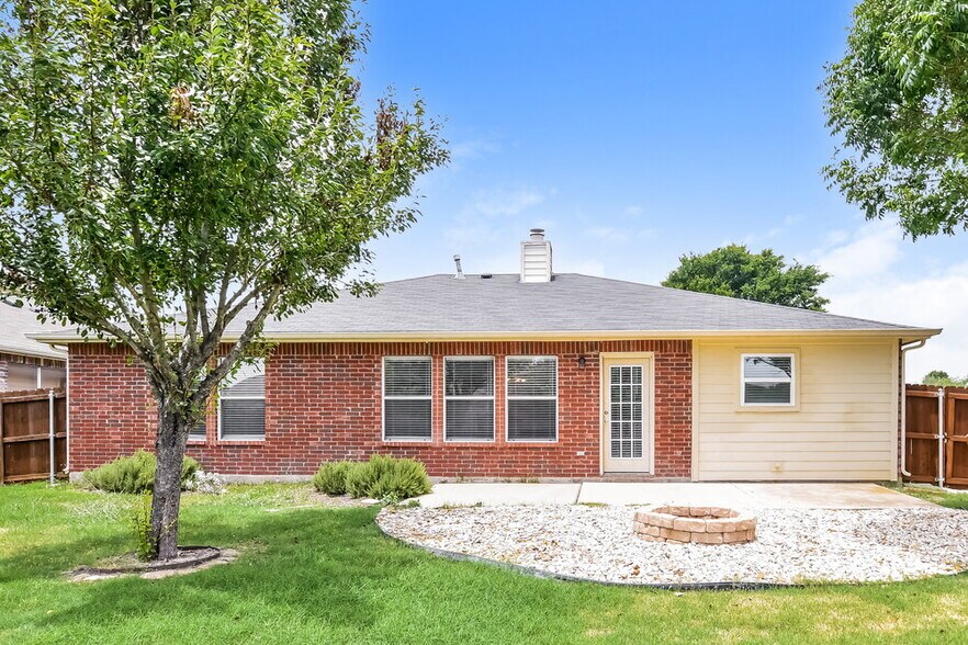 Building Photo - 1401 Buckingham Dr