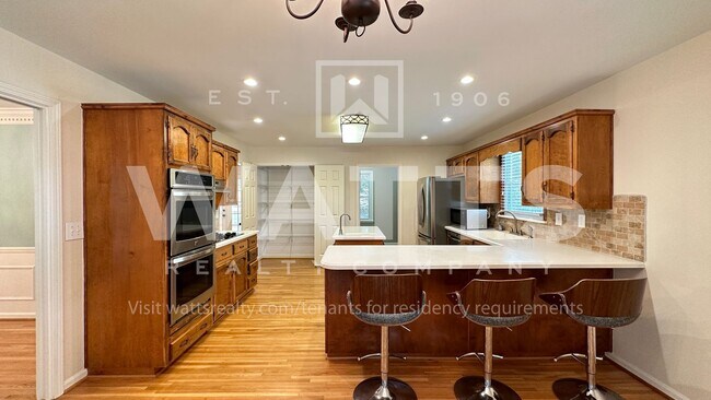 Building Photo - 4 Bedroom, 4.5 Bath Home in Heart of Hoover