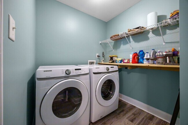 Building Photo - Fully Furnished Month to Month/Short Term Rental!