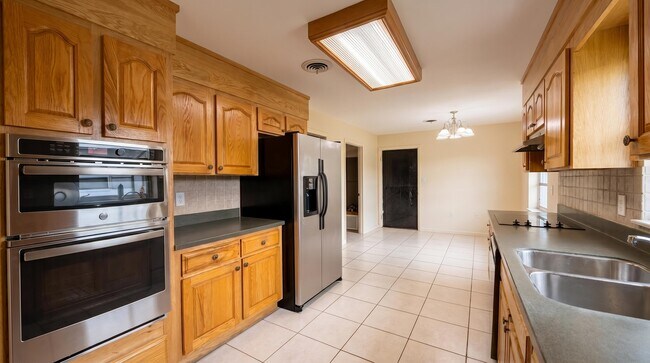 Building Photo - 4007 Greenwood Dr