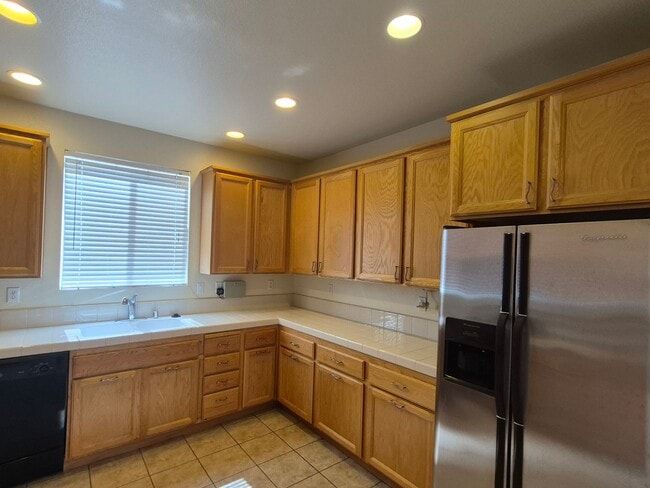 Building Photo - Adorable 3 bedroom 2.5 bath home with loft