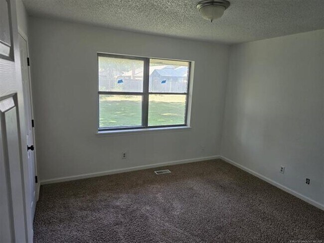 Building Photo - Updated House in Jenks Schools