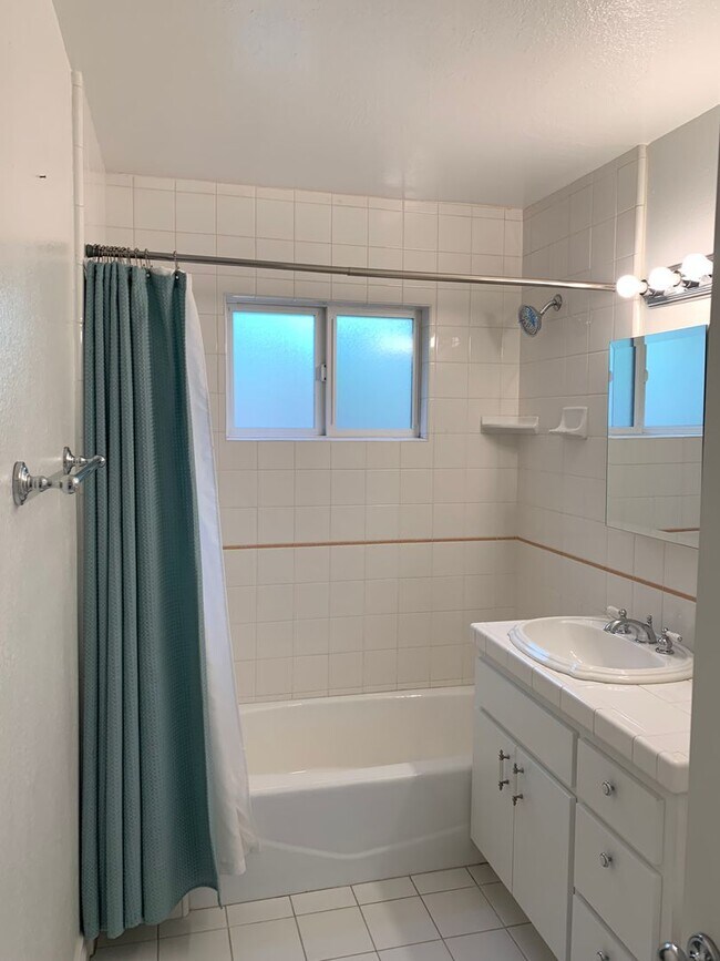 Building Photo - Charming 3+1 Canyon Country Cutie Nestled in the Hills!