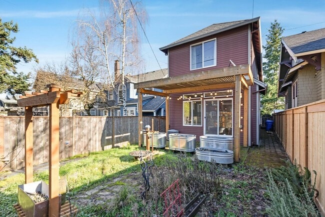 Building Photo - Beautiful 3-bdrm/2.5-bath contemporary craft home w/ lots of character. A/C, fireplace, fenced ba...