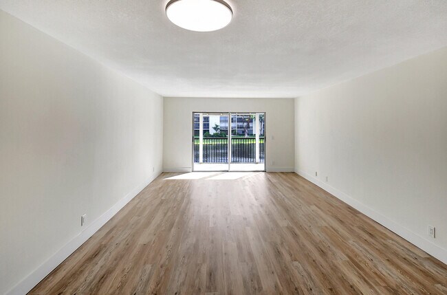 Building Photo - 14360 Strathmore Ln