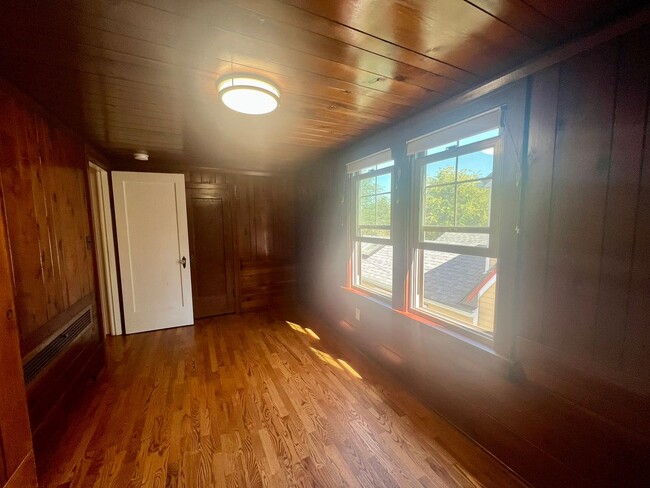 Building Photo - Updated 1920s 4BD