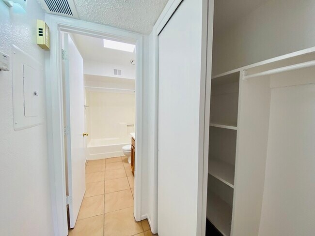 Building Photo - Spacious Townhome Style Home with Large Ya...