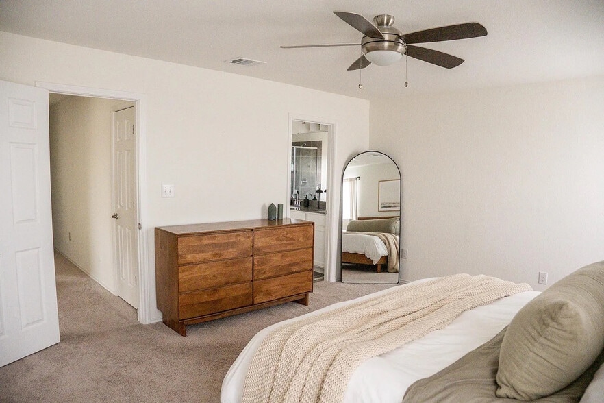 Building Photo - Room in House on Conestoga Wagon Way