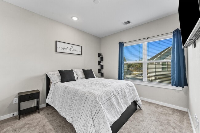 Building Photo - 6704 Parker Grv Ln