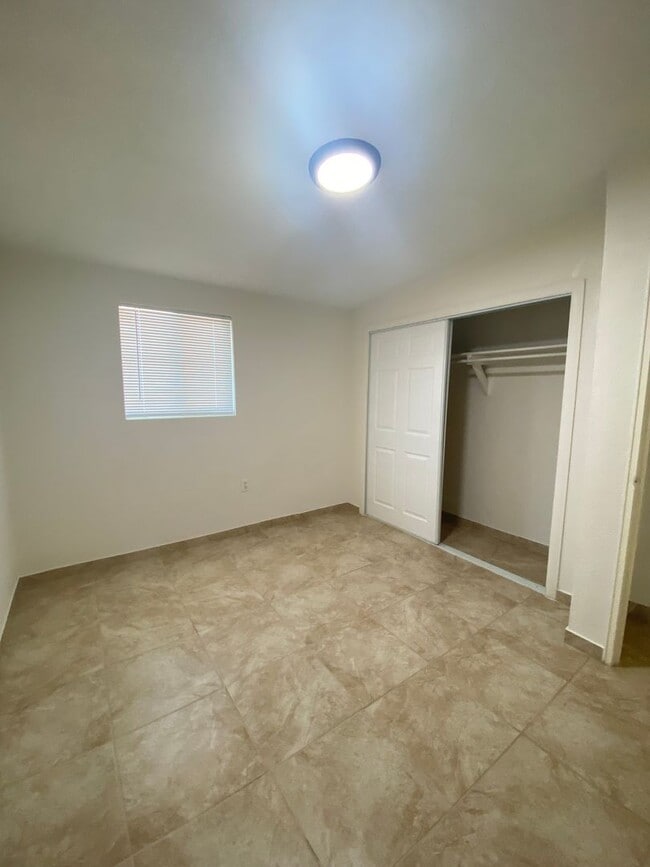 Building Photo - 3 bed  1 bth Available now.. Apply today!