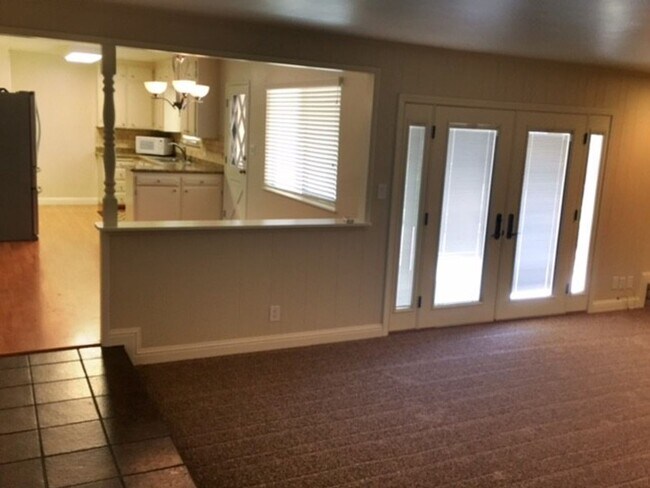 Building Photo - 1657 W Ellery Way