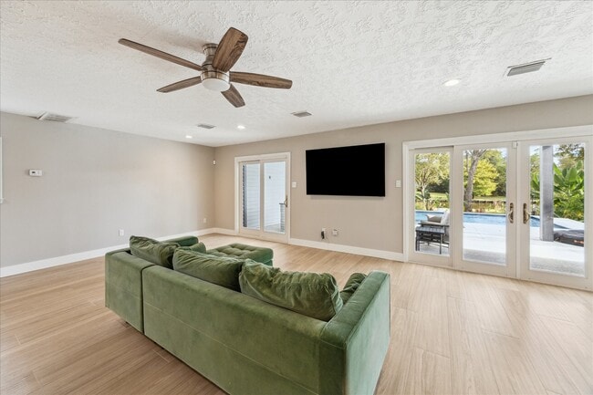 Building Photo - 205 W Bayou Dr