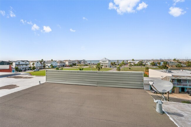 Building Photo - 5 Tiki Cir