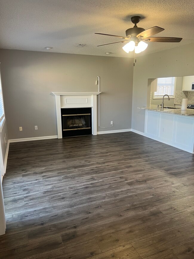 Building Photo - 160 Commons Dr