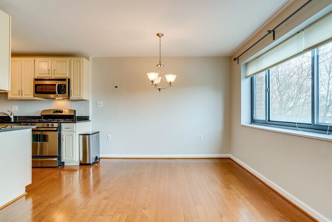 Building Photo - 1300 S Arlington Ridge Rd
