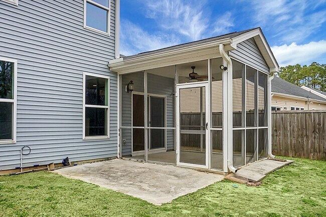 Building Photo - 3 bedrooms, 2.5 bathrooms  2-car garage in...