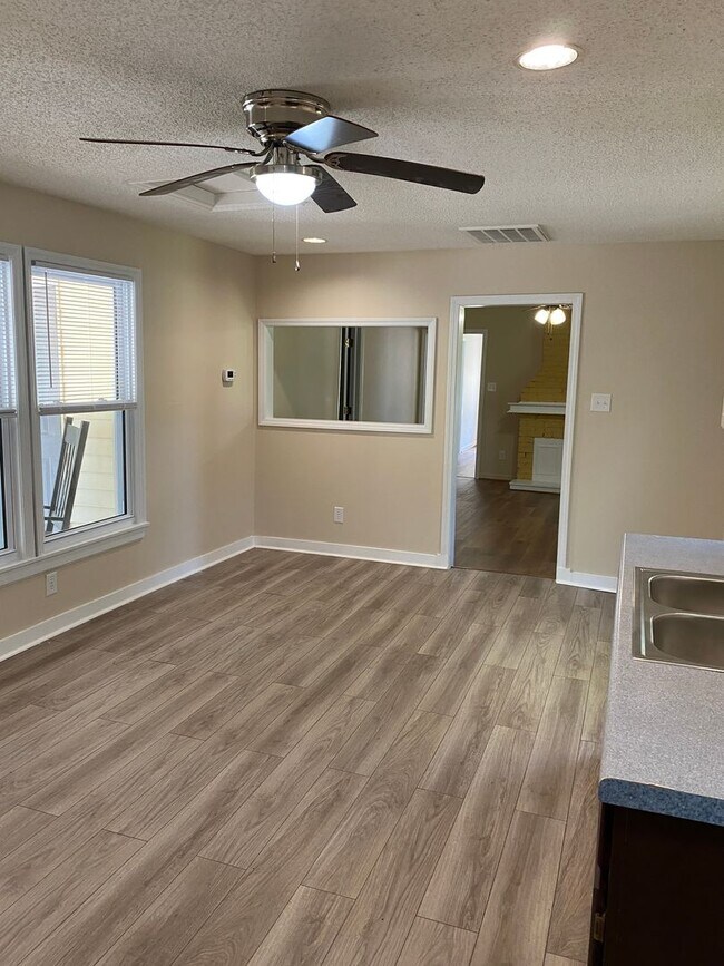 Building Photo - 1X1 Extra Large Unfurnished Unit in Historic Bridgeton NC