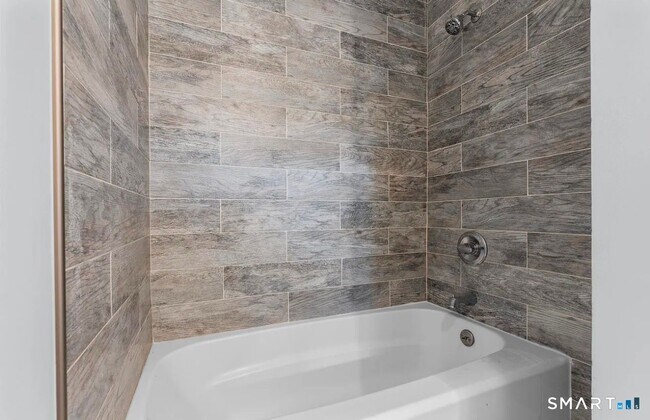 Building Photo - 746 Maple St