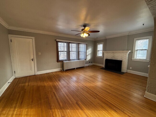 Building Photo - 104 6th Ave N