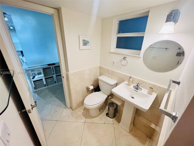 Building Photo - 1750 James Ave